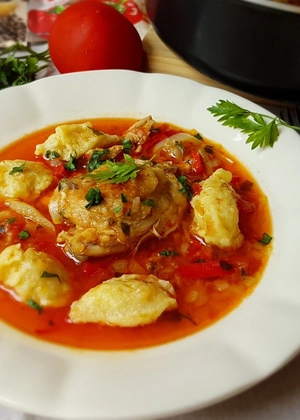 Tocăniță de pui cu găluște – Rețetă tradițională, simplă și delicioasă, de încercat măcar o dată