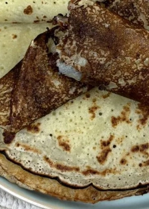 Cum se făceau clătitele comuniste pe vremea lui Ceaușescu. Rețeta fără ouă și lapte care a salvat acest desert