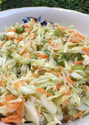 Salată de varză cu morcov pentru iarnă: un deliciu conservat pentru sezonul rece