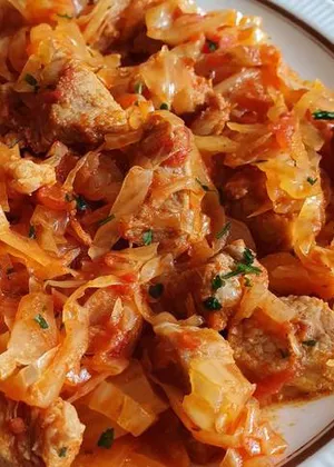 Cea mai delicioasă rețetă de varză murată călită cu carne de porc la cuptor. O rețetă inedită și plină de gust