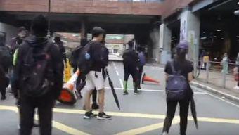 Noi violențe în Hong Kong: Au fost arestați mai mulți protestatari -VIDEO