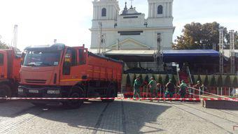 Ultimele pregătiri pentru Liturghia de Sfânta Parascheva. Servicii Publice SA amenajează pietonalul de lângă scenă – FOTO