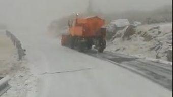 Ninge abundent pe Transfagarasan. Drumarii cer turistilor sa nu se aventureze, daca nu au masinile echipate de iarna