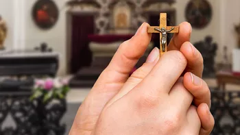 Crucea în spiritualitatea românească. Ce simbolizează ce reprezintă degetele împreunate și de ce ne închinăm cu mâna dreaptă 