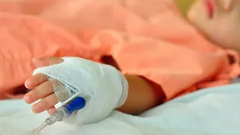 Părinții unui bebeluș care trebuie operat refuză transfuzia de sânge donat de persoane vaccinate