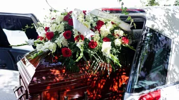 Înmormântări cu bani în plic în loc de coroane de flori. Primarul unei comune dn Hunedoara a venit cu propunerea