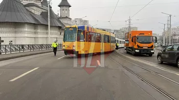 Accident rutier în municipiul Iaşi. Un tramvai a deraiat în cartierul Alexandru cel Bun din cauza poleiului 8211 UPDATE FOTO VIDEO
