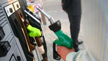 Din 2023 francezii care merg cu maşina la serviciu vor primi bani pentru achiziţia de carburant