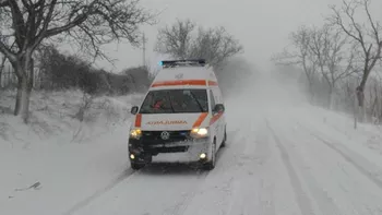 Un pacient a fost dus cu prelata la ambulanță de medici și pompieri. Drumul era acoperit de zăpadă
