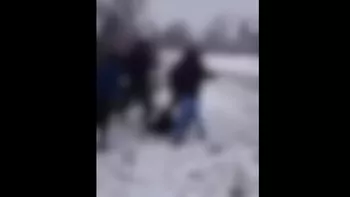 Bătaie în comuna Mogoşeşti. Un elev a fost pus la pământ cu pumnii şi picioarele de alţi cinci tineri 8211 VIDEO