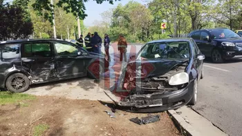 Accident rutier pe șoseaua Bucium Două autoturisme au intrat în coliziune
