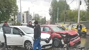 Accident rutier în municipiul Iași Două autoturisme s-au ciocnit pe Aurel Vlaicu