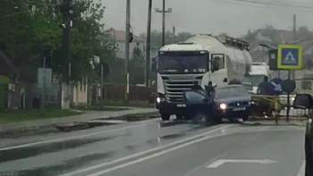 Accident rutier în Lețcani. Un autoturism a intrat în refugiul pentru pietoni