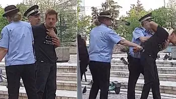 Poliția Locală Iași a încătușat un bărbat care ar fi furat mâncare din farfurii 8211 FOTO VIDEO