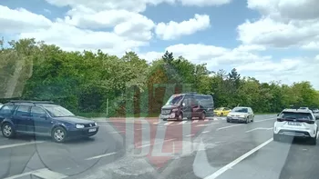 Accident rutier la Iași. Un microbuz a intrat în coliziune cu un autoturism 8211 FOTO EXCLUSIV