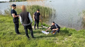 Un tânăr a fost prins de către jandarmi când se droga pe malul unu lac din Bacău