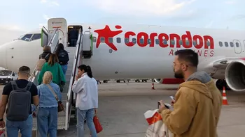 Revoltă pe aeroportul din Antalya. Zeci de români au așteptat 10 ore pentru un zbor întârziat