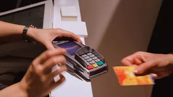 S-a dat lege în România Ce se întâmplă cu banii cash și cardurile bancare