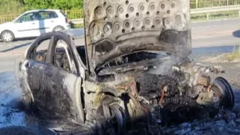 Un autoturism a luat foc în mers în Cluj-Napoca. Pasagerii au fost salvați în ultimul moment