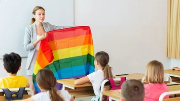 Premieră în SUA! Curtea Supremă decide dacă părinții pot retrage copiii de la ore cu teme LGBTQ+