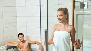 Ce întreținere implică un jacuzzi montat în baie?