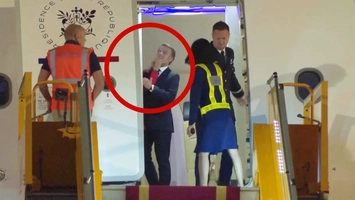 Un cititor de pe buze dezvăluie momentul tensionat dintre soții Macron pe scara avionului. Cuvintele șocante rostite de Brigitte