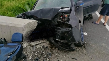Accident rutier în localitatea Balș! O mașina a intrat într-un cap de pod