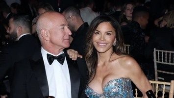 Jeff Bezos, surprins lovindu-și logodnica. Reacția tăcută a lui Lauren la gala de milioane de la Cannes