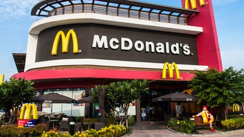 McDonald’s oferă 3.000 de euro tinerilor români! Ce condiții trebuie să îndeplinești