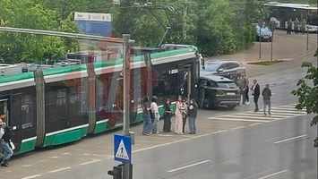 Accident rutier în capăt CUG. A fost implicat un tramvai și un autoturism