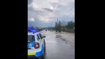 Atenție în trafic! Drumuri acoperite de apă în Iași