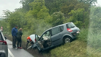 Accident rutier pe Drumul European, în dreptul localității Strunga. Un autoturism a ieșit în decor