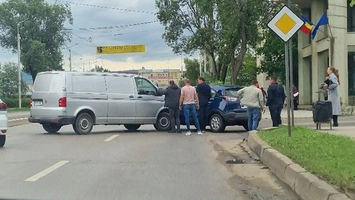 Accident rutier pe bulevardul Nicolae Iorga. Două mașini s-au tamponat