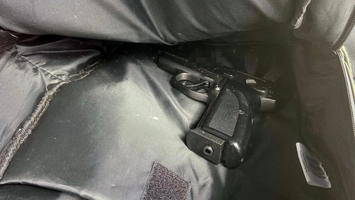 Bărbat cu armă neletală ascunsă în autoturism, prins la frontieră și sancționat penal