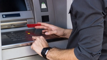 Metodele de fraudă prin care rămâi fără banii de pe card! La ce trebuie să fii atent! 