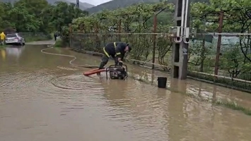 Din cauza precipitaţiilor abundente, sunt impuse restricţii de circulaţie pe mai multe artere