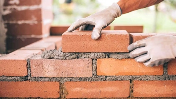 Se scumpesc materialele de construcție! Câți bani trebuie să scoată din buzunare românii care vor să își facă o casă în 2025