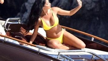 Nicole Scherzinger a cucerit publicul cu câteva ipostaze incendiare într-un costum de baie. Artista are un corp de invidiat