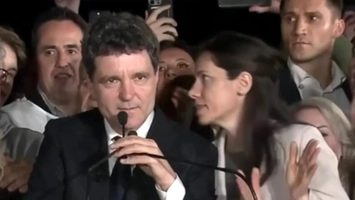 Momentul care a lăsat publicul fără cuvinte! Ce i-a șoptit Mirabela Grădinaru lui Nicușor Dan ca să-și schimbe discursul