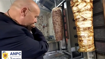 Piedone a încremenit când aflat din ce e făcută shaorma de pui. Ce a găsit în depozitul care aprovizionează fast-food-urile bucureștene