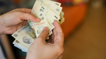 Salariile românilor ar putea scădea de la 1 iulie! Milioane de cetățeni afectați de decizia Guvernului