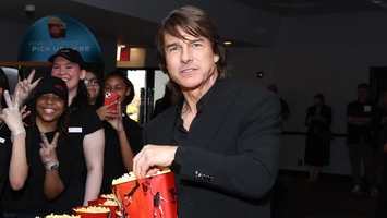 Internetul fierbe! Tom Cruise, ironizat pentru stilul său de a mânca popcorn