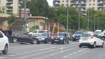 Accident rutier în municipiul Iași! Două autoturisme au intrat în coliziune. În urma impactului, unul dintre autovehicule s-a răsturnat pe cupolă, revenind ulterior pe roți
