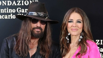 Billy Ray Cyrus, de mână cu Elizabeth Hurley la Londra. Detaliile apariției care au făcut internetul să explodeze
