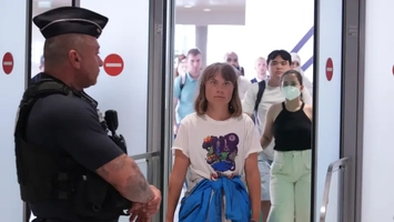 Greta Thunberg, umilită public după ce a fost expulzată din Israel: „Poluează clima înapoi spre casă cu avionul!”