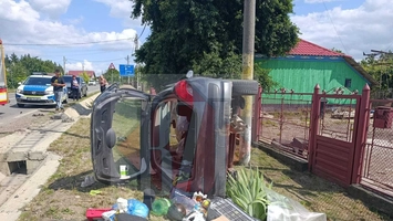 Accident rutier în comuna Rediu. Un autoturism s-a răsturnat în afara părții carosabile