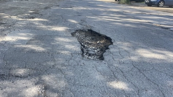 Așa arată șoseaua Iași-Hlincea după reparațiile făcute în urmă cu un an. Banii au fost alocați din bugetul Primăriei Municipiului Iași  