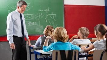 Propunerea ministrului Daniel David ca profesorii să stea 8 ore, zilnic, la școală stârnește reacții în rândul cadrelor didactice ieșene: „Până când nu se investește în infrastructură, această idee este, din păcate, una pur teoretică”