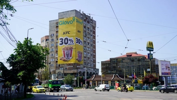 Războiul giganților, la Iași. Culmea aroganței: KFC a montat o reclamă uriașă în față la McDonald’s
