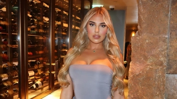 Anna Vakili își etalează tatuajul intim într-o rochie scandaloasă. Fanii au rămas complet fără cuvinte